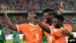 Jean Philippe Nils Stephan Krasso, Ibrahim Sangare et Jonathan Bamba lors du match Côte d'Ivoire-Guinée-Bissau au stade Alassane Ouattara, à Abidjan, le 13 janvier 2024.