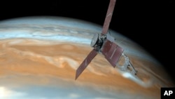 Illustration de Juno effectuant un passage rapproché au-dessus de Jupiter. WASP-193b est 50 % plus grosse que Jupiter et sept fois moins dense que la géante gazeuse. (NASA via AP)