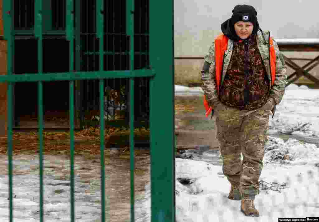 Popova abrió el primer club privado de caballos en Ucrania en 1999, pero no fue hasta hace seis años que salvó el primer león. Una organización contra los mataderos se acercó a ella para pedirle ayuda y salvar a un león con la columna rota.