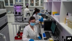 တောင်အာဖရိကနိုင်ငံ Cape Town မြို့ရှိ တီဘီရောဂါတိုက်ဖျက်ရေး ဆေးဝါးသုတေသနဌာနမှာ ကျန်းမာရေးပညာရှင်များ စမ်းသပ်သုတေသန လုပ်နေကြ (AP Photo/Jerome Delay, File)