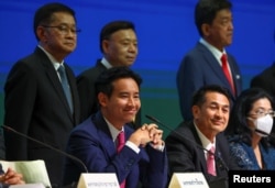 Pita Limjaroenrat menghadiri konferensi pers untuk mengumumkan kesepakatan partai dengan mitra koalisi di Bangkok, 22 Mei 2023. (Foto: Reuters)