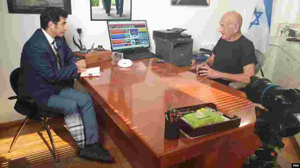 آرش سیگارچی خبرنگار اعزامی صدای آمریکا با نخست وزیر پیشین اسرائیل درباره ایران، اسرائیل،&zwnj; فلسطینی&zwnj;ها و صلح احتمالی در خاورمیانه گفتگو کرد.