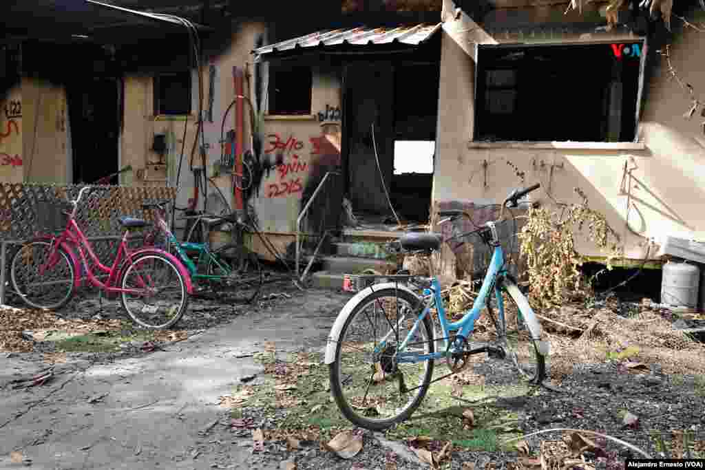 Bicicletas intactas permanecen frente a una vivienda calcinada en el kibutz Kissufim, el 1 de noviembre de 2023.&nbsp;
