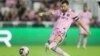 ARCHIVO - El delantero del Inter Miami, el astro argentino Lionel Messi (10) dispara el balón contra el New York City durante la primera mitad del partido en el estadio DRV PNK, el 10 de noviembre de 2023 en Fort Lauderdale, Florida, EEUU. 
