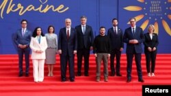 Ukrajinski predsednik Volodimir Zelenski sa liderima država Zapadnog Balkana na samitu u Tirani (Foto: REUTERS/Florion Goga)