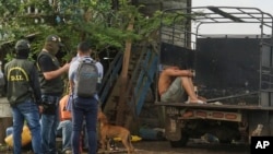 在巴拿马达连省圣达菲郊区，边境警察逮捕了涉嫌贩运移民的人贩子。(2024年8月7日)