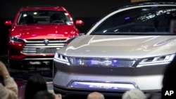 白宫上周指示美国商务部对中国制造的“互联汽车”（connected vehicle）进行国家安全风险调查。美国官员将汽车比作“装了轮子的智能手机”，若不对来自“对手国家”的互联汽车加以限制，美国将面临更多的间谍活动风险。中国政府对其汽车工业进行巨额补贴的同时，还批评美欧对中国车企的调查暴露了自身在电动车行业可能落后的焦虑。分析认为，美国此举是西方国家应对中国汽车全球扩张的一种对策，也是在美中科技交锋中“去风险”行动的一部分。