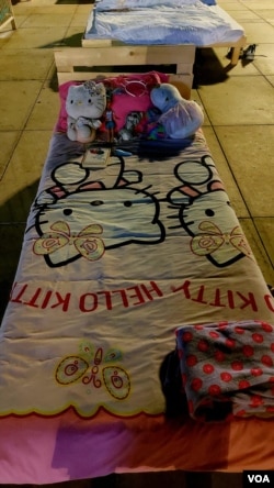 特拉维夫国家剧院哈比玛广场上的两百多张床，表达人们对人质的牵挂 - 这是其中的一张儿童床（美国之音/唐丹鸿）