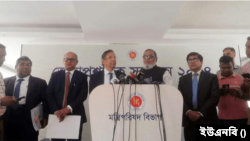 ঢাকার ওসমানী স্মৃতি মিলনায়তনে সাংবাদিকের সঙ্গে আইনমন্ত্রী আনিসুল হক। ৫ মার্চ, ২০২৪।