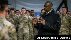 Menteri Pertahanan Lloyd Austin memberikan pengarahan di depan anggota militer AS (foto: ilustrasi). 