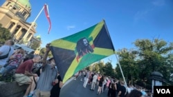 Građani se okupljaju na 10. protestu Srbija protiv nasilja, u Beogradu, 8. jula 2023. (Foto: Glas Amerike/Rade Ranković)