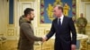 Presiden Ukraina Volodymyr Zelenskyy menyambut Penasihat Keamanan Nasional AS Jake Sullivan di Kyiv, pada 4 November 2022. (Foto: Ukrainian Presidential Press Office via AP)