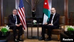 যুক্তরাষ্ট্রের পররাষ্ট্র মন্ত্রী অ্যান্টনি ব্লিংকেন সপ্তাহব্যাপী সফরের সময় জর্ডানের পররাষ্ট্র মন্ত্রী আয়মান সাফাদির সাথে আম্মানে সাক্ষাৎ করেন। ৭ জানুয়ারি, ২০২৪।