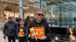 粵語新聞 晚上10-11點 ： 英國鋼琴家與中國人發生衝突一週後重返現場，為自由發聲