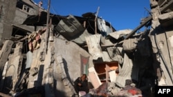 Seorang pria Palestina memeriksa puing-puing bangunan setelah pemboman Israel, 18 Januari 2024 di Rafah di Jalur Gaza selatan, di tengah pertempuran yang sedang berlangsung antara Israel dan kelompok militan Palestina Hamas. (AFP)