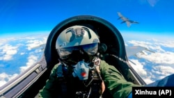 Pilot jet tempur China dari Komando Teater Timur Tentara Pembebasan Rakyat China (PLA) mengikuti patroli kesiapan tempur dan latihan militer di sekitar Pulau Taiwan pada Minggu, 9 April 2023. (Foto: Xinhua via AP)