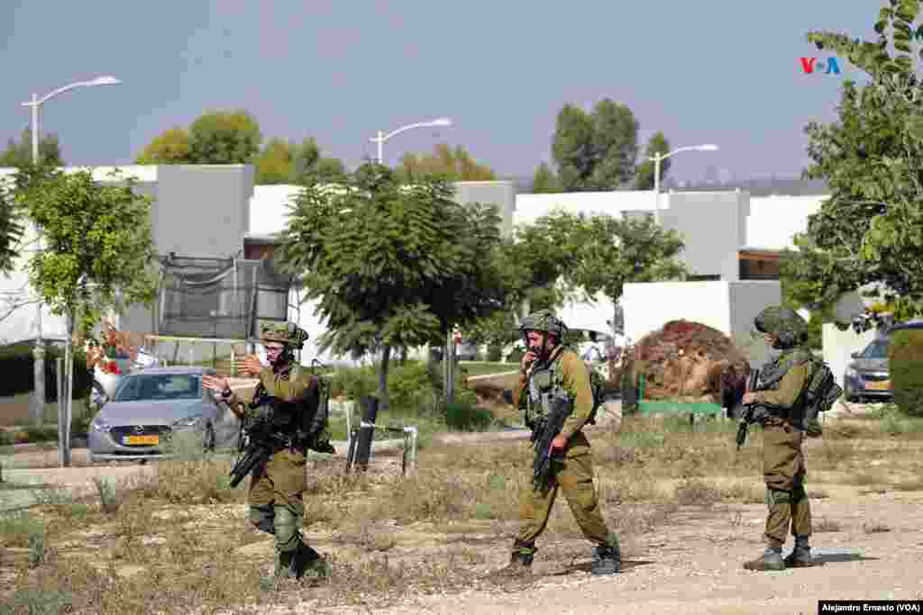 Soldados de las Fuerzas de Defensa de Israel (FDI) custodian el kibutz Kissufim, a solo 1,8 kilómetros de la Franja de Gaza, el 1 de noviembre de 2023.&nbsp;