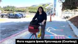 Ірина біля офісу компанії Google, де керує розробкою двох мобільних додатків.