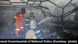 អ្នកពន្លត់អគ្គិភ័យកំពុងប្រតិបត្តិការ​នៅ​រោងចក្រ យីដា មេនូហ្វេកធីរើ ខូ អិលធីឌី (Yi Da Manufacturer Co Ltd) នៅខេត្តកណ្តាល កាលពីថ្ងៃទី១៨ ខែមករា ឆ្នាំ២០២៤។ (រូបថតដោយអគ្គស្នងការដ្ឋាន​នគរបាលជាតិ)