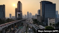 Suasana jalan protokol di Jakarta pada jam-jam sibuk, 29 Agustus 2023. Bank Pembangunan Asia (ADB) mengatakan masalah hilangnya lapangan kerja pada masa pandemi dan tren relokasi bisnis bisa hambat upaya Indonesia mencapai target pertumbuhan 6% pada 2045. (Foto: Bay Ismoyo/AFP)