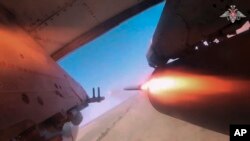 FILE - Dalam foto yang diambil dari video pada 8 Agustus 2024, jet tempur Su-25 Rusia menembakkan roket ke personel Angkatan Bersenjata Ukraina dan peralatan militer di wilayah perbatasan wilayah Kursk, Rusia. (Layanan Pers Kementerian Pertahanan Rusia via AP)