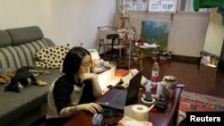 ชู ยี วัย 23 ปี ฝึกเป็นช่างสักเป็นเวลา 6 เดือน ระหว่างที่ใช้ชีวิตผ่อนคลาย หลังจากลาออกจากการทำงานในบริษัทใหญ่ในจีน ในนครเซี่ยงไฮ้ 5 ก.พ. 2024 (รอยเตอร์)