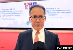 លោក អ៊ាង សុផល្លែត រដ្ឋមន្រ្តីក្រសួងបរិស្ថាន ផ្តល់សម្ភាសន៍ដល់វីអូអេក្នុងពិធីសម្ពោធដាក់ឱ្យប្រើយុទ្ធសាស្រ្តចក្រាវិស័យបរិស្ថាន ២០២៣-២០២៨ នៅថ្ងៃទី១៥ ខែវិច្ឆិកា ឆ្នាំ២០២៣។ (កាន់ វិច្ឆិកា/វីអូអេ)