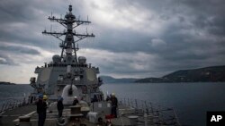 USS Carney di Laut Mediterania, 12 November 2018. Pentagon melaporkan kapal perang Amerika dan beberapa kapal komersial, Minggu, 3 Desember 2023 diserang di Laut Merah. ((Mass Communications Specialist 1st Class Ryan U. Kledzik/US Navy via AP)