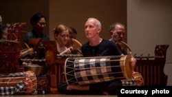 Andy McGraw, PhD, pemimpin grup gamelan Raga Kusuma dan guru besar etnomusikologi di University of Richmond (foto: courtesy).