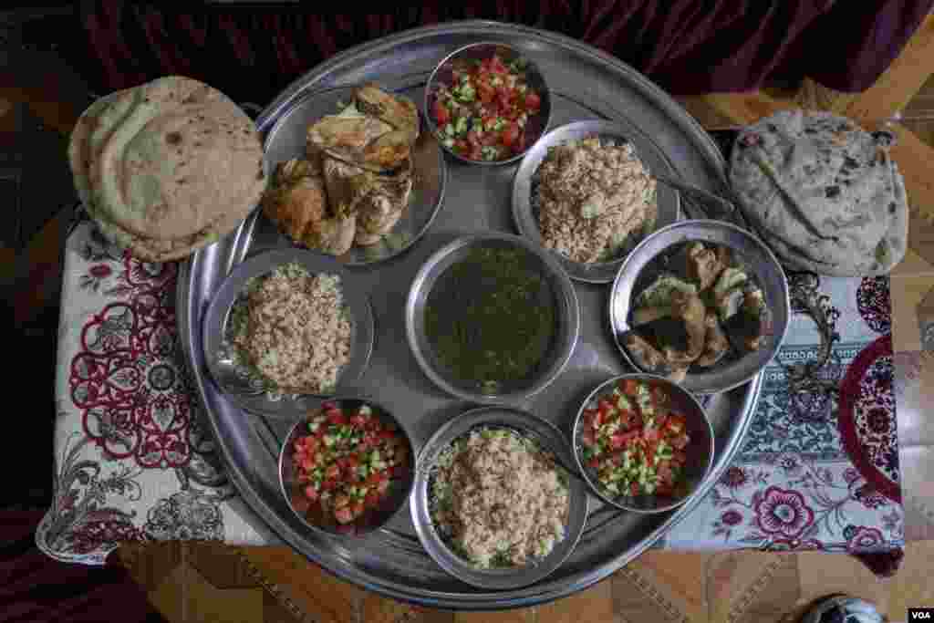 The Christmas Eve meal of a family that relies on subsidies. Cairo, Egypt, Jan. 6, 2024. (Hamada Elrasam/VOA)
