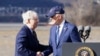 El presidente de EEUU, Joe Biden (der.), le da la mano al líder republicano del Senado, Mitch McConnell (republicano por Kentucky), durante un evento para promocionar el nuevo puente Brent Spence sobre el río Ohio entre Covington, y Cincinnati, Ohio, el 4 de enero de 2023.