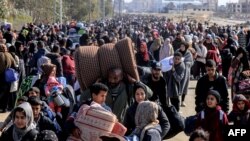 فلسطینی‌های ساکن خان یونس در حال تخلیه منطقه، پیش از آغاز عملیات ارتش اسرائیل علیه حماس - ۲۶ ژانویه ۲۰۲۴ 