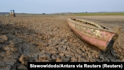 FILE - Perahu kayu terperangkap di dam Dawuhan, Madiun, Jawa Timur. (Photo: Siswowidodo/Antara via Reuters)