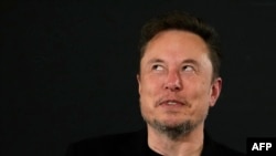 CEO X Elon Musk sedang berdiskusi dengan Perdana Menteri Rishi Sunak di London, Inggris dalam acara di Konferensi Tingkat Tingg (KTT) Keamanan AI, 2 November 2023. (Foto: Kirsty Wigglesworth / POOL / AFP)