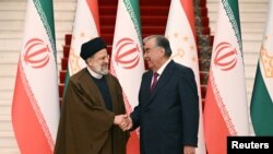 İran prezidenti İbrahim Rəisi və Tacikistan prezidenti İmoməli Rəhmon. 8 noyabr, 2023. 
