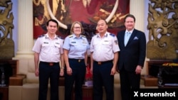 Đô đốc Linda Fagan (thứ hai từ trái), Tư lệnh Tuần duyên Mỹ, cùng Đại sứ Mỹ Marc Knapper và các lãnh đạo Cảnh sát Biển Việt Nam. Twitter Commandant of the U.S. Coast Guard.