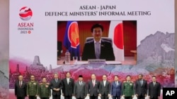 Menteri Pertahanan Jepang Minoru Kihara (atas), hadir melalui secara virtual selama Pertemuan Informal Menteri Pertahanan Perhimpunan Bangsa-Bangsa Asia Tenggara (ASEAN)-Jepang di Jakarta, Rabu, 15 November 2023. (AP/Dita Alangkara)