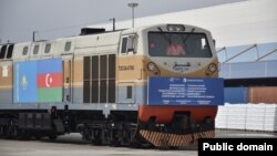 Çinin Sian şəhərinin Qazaxıstan-Çin terminalından keçməklə Bakıya gələn qatar (Məndə: Azərbaycan Prezidentinin Administrasiyası)