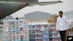 ইন্দোনেশিয়ার প্রেসিডেন্ট জোকো উইডোডো ইন্দোনেশিয়ার জাকার্তায় হালিম পেরদানাকুসুমা বিমান ঘাঁটিতে রওনা হওয়ার আগে গাজায় ফিলস্তিনিদের জন্য সহায়তা পরিদর্শনের সময় ত্রাণ সহায়তার মধ্য দিয়ে হেঁটে যাচ্ছেন। ৪ নভেম্বর, ২০২৩। 