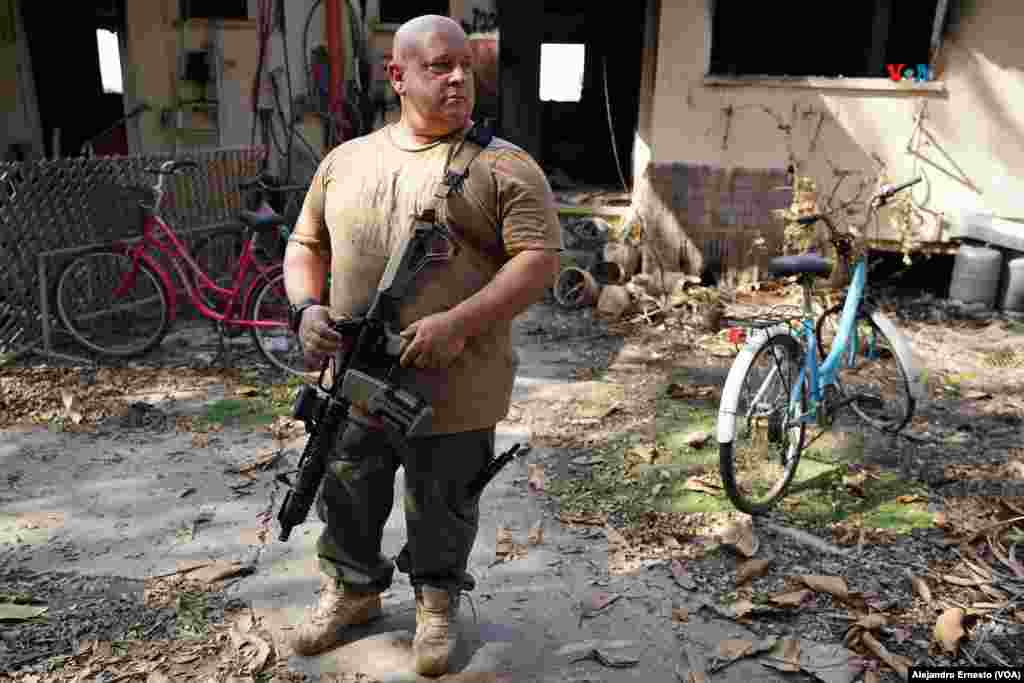 Shai Asher, conocido como el héroe de Kissufim, fue uno de los vecinos que defendió el kibutz del ataque de Hamás. En la fotografía puede verse a Asher el&nbsp;el 1 de noviembre de 2023.&nbsp;