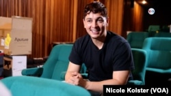 El cantante y actor Víctor Drija durante entrevista con la Voz de América [Foto: Nicole Kolster]