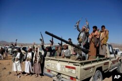 حوثی عسکریت پسند صنعا میں امریکہ کے خلاف مظاہرہ کررہے ہیں۔ 14 جنوری 2024