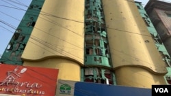 A building, with its facade damaged in an explosion, is seen in Peshawar, Pakistan, Dec. 5, 2023. (Usman Khan/VOA Deewa Service)