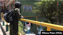 En diferentes espacios de los barrios cercanos a los cerros orientales de Bogotá, la comunidad ha instalado bebederos de agua artesanales para que los animales que bajan de los cerros, por causa de los incendios, puedan beber agua.