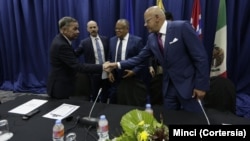 Gerardo Blyde, coordinador de la delegación de la Plataforma Unitaria y Jorge Rodríguez, jefe de la delegación oficialista durante la firma de dos acuerdos parciales en Barbados. 