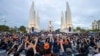 Pendukung Partai Maju berkumpul di Monumen Demokrasi saat unjuk rasa di Bangkok, Thailand, 19 Juli 2023. (Foto: AP)
