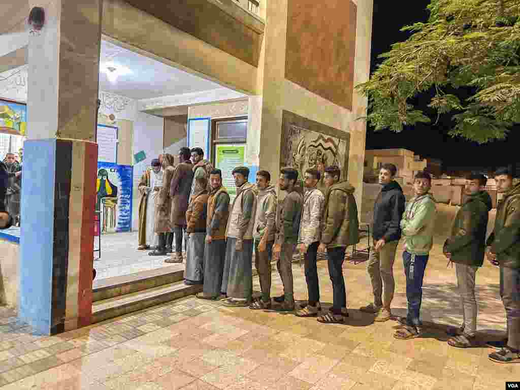 Voters line up for a poll that Egypt’s government describes as “the fifth pluralistic presidential election in the country's modern history” and “a major step” in its “democratic transformation.” In Arish, Egypt, Dec. 10, 2023. (Hamada Elrasam/VOA) 