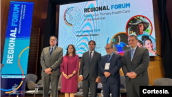 Representantes de la OPS, BID y BM junto al presidente uruguayo, Luis Lacalle Pou (tercero desde la izquierda) tras la firma del acuerdo de colaboración en Montevideo, Uruguay.