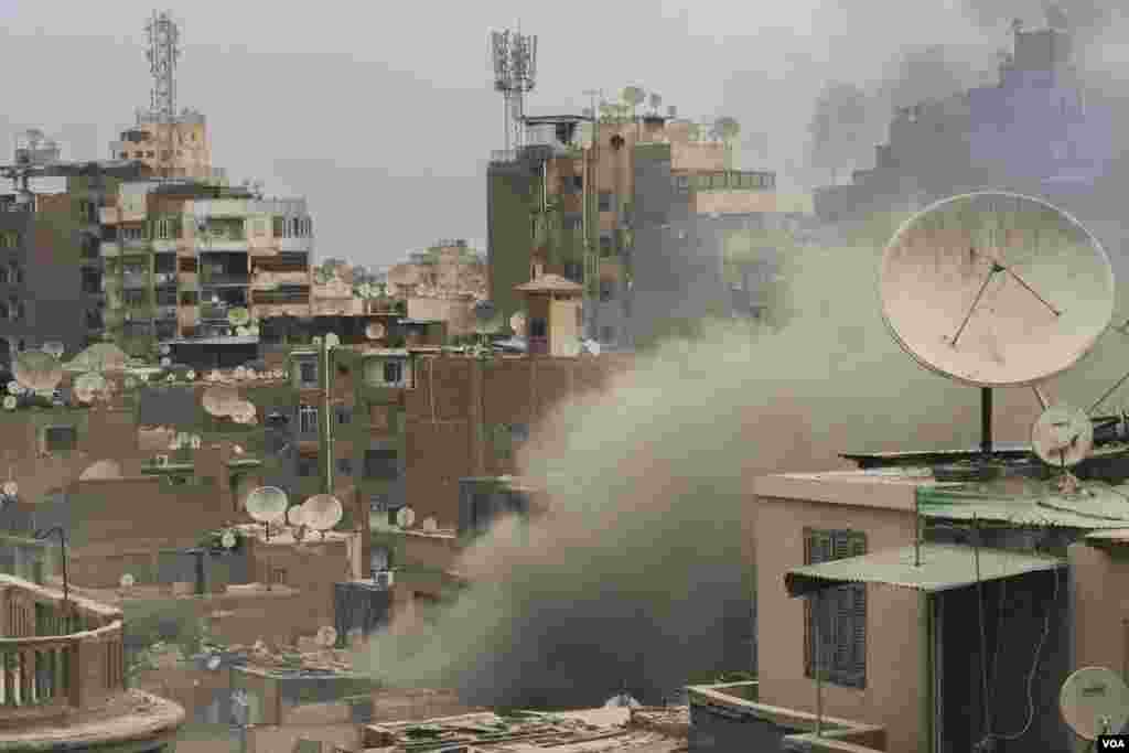 House fires like this one are common during the summer in crowded Cairo neighborhoods with densely constructed apartment blocks that trap heat and keep temperatures elevated all day and night. (Hamada Elrasam/VOA) 