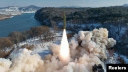 Rudal balistik, dikatakan berbahan bakar padat dan hipersonik, dalam uji coba di Korea Utara pada 14 Januari 2024. (Foto: KCNA via Reuters)